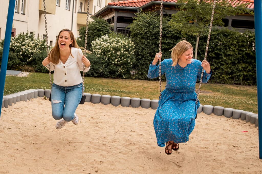 Kristin und Franziska von KRISTkind auf einer Schaukel