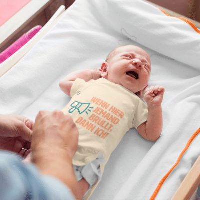 Ein Baby mit einem Body mit dem Druck Wenn hier jemand brüllt, dann ich.