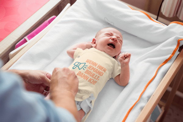 Ein Baby mit einem Body mit dem Druck Wenn hier jemand brüllt, dann ich.